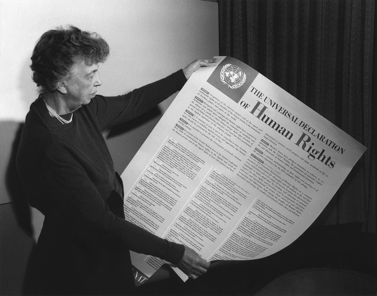 Eleanor Roosevelt z Powszechną deklaracją praw człowieka (WIkipedia)