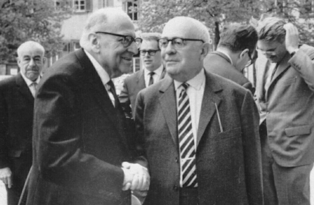 Zdjęcie wykonane w Heidelbergu w kwietniu 1964 roku przez Jeremy'ego J. Shapiro na Max Weber-Soziologentag. Główni przedstawiciele szkoły frankfurckiej: Horkheimer znajduje się z przodu po lewej stronie, Adorno z przodu po prawej stronie, a Habermas jest z tyłu po prawej stronie, przeczesując włosy ręką. Siegfried Landshut znajduje się z tyłu po lewej stronie. (Wikipedia)