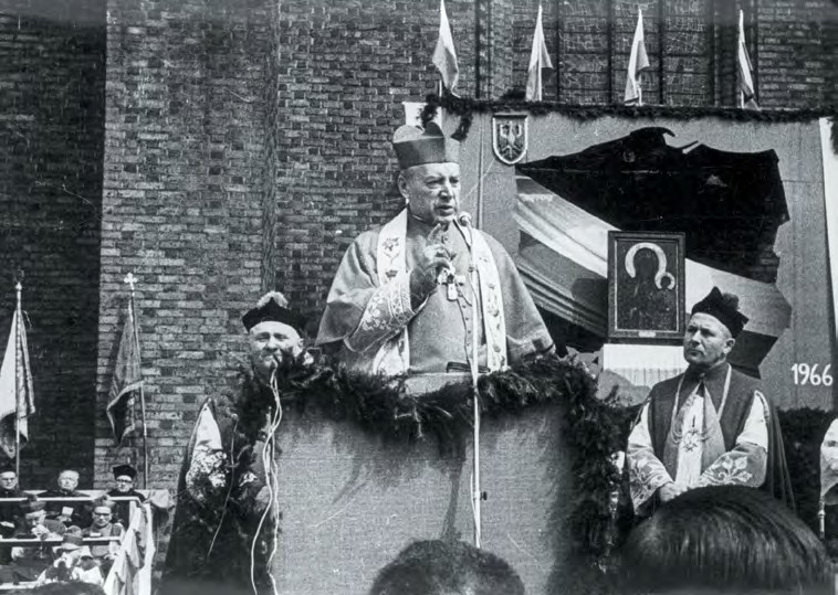 Prymas Polski Stefan Wyszyński wygłasza homilię podczas uroczystej sumy pontyfikalnej na placu przed katedrą w Poznaniu 17 kwietnia 1966 r. Fot. ze zbiorów NAC