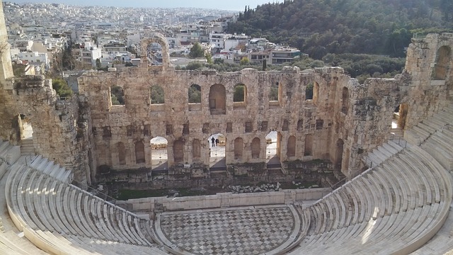 Odeon Heroda Attyka - kamienny rzymski teatr położony na południowo-zachodnim zboczu Akropolu w Grecji. Zbudowany przez Heroda Attyka w IV wieku p.n.Ch. Obraz yvanox z Pixabay.com