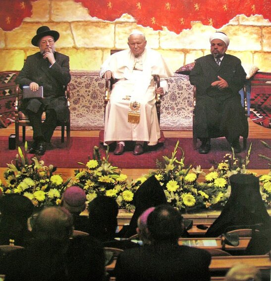 Papież na spotkaniu międzyreligijnym w Papieskim Instytucie Notre Dame w Jerozolimie. 23 marca 2000 r.