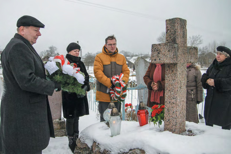 Na grobie powstańca styczniowego na cmentarzu parafialnym w Porozowie (rej. swisłocki) fot. Irena Waluś (Magazyn Polski)