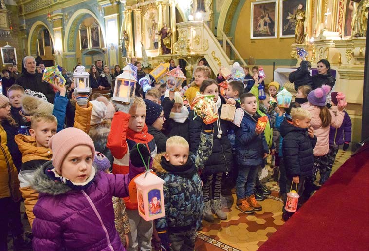 Dzieci z przyjemnością uczęszczają na Msze św. roratnie