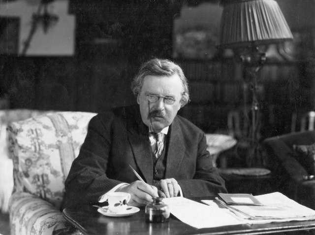 G. K. Chesterton podczas pracy (Wikipedia)